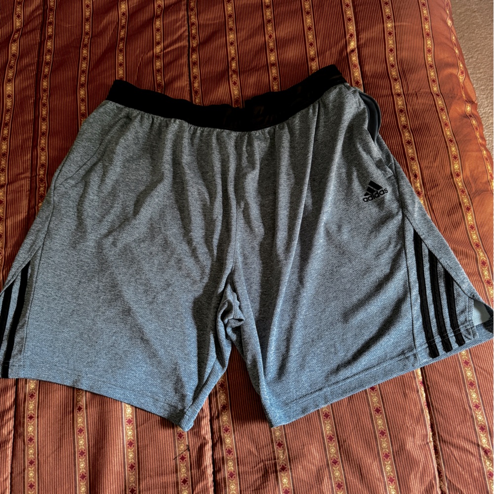 Men’s adidas athletic shorts blue and black 7” inseam sz 2XL,